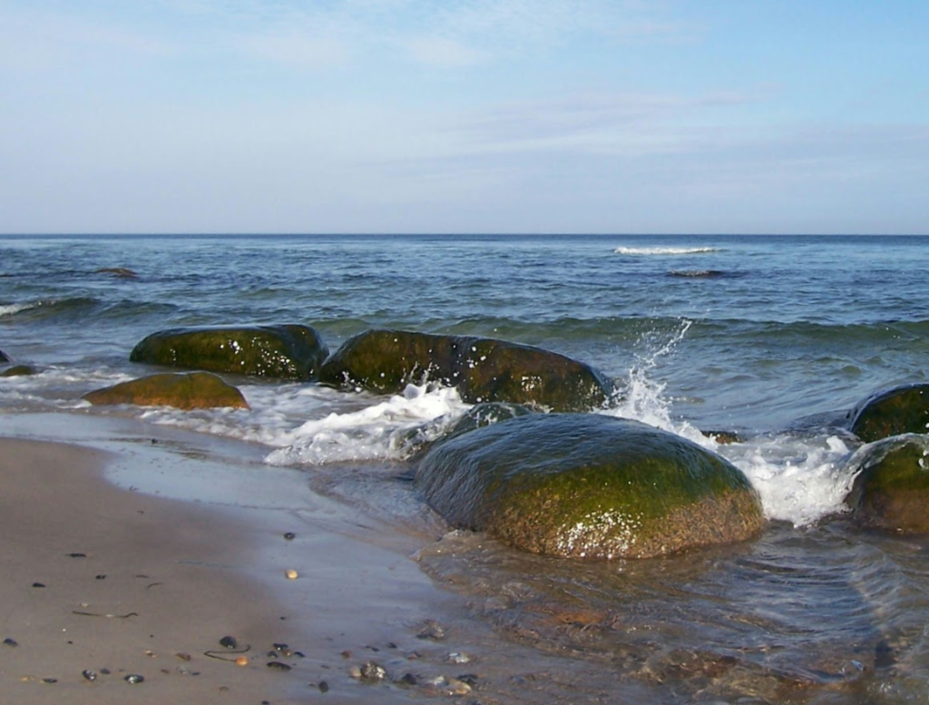 Wellen am Ostseestrand Wellen am Ostseestrand, die über Steine rollen